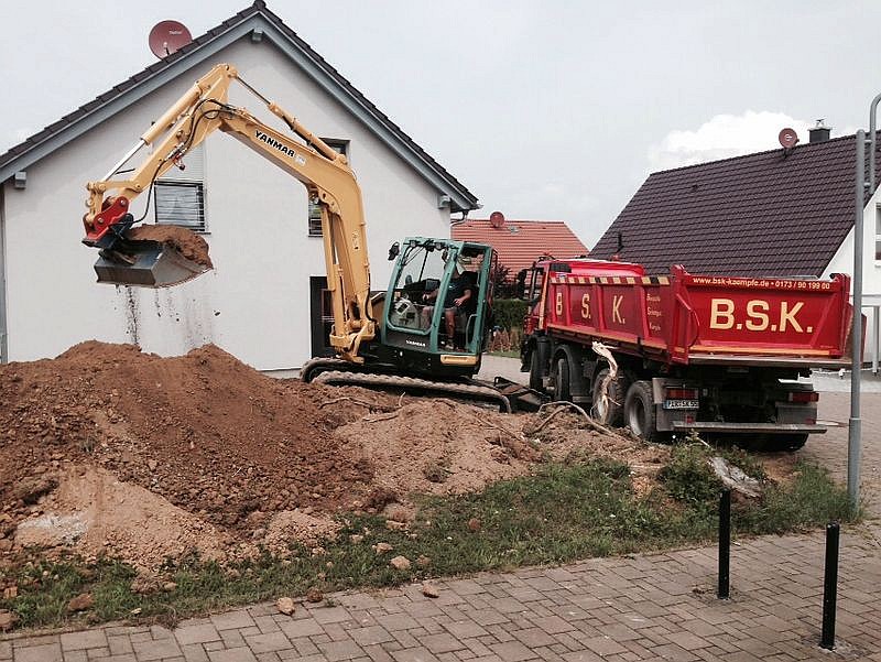 Tiefbau-Bagger-LKW